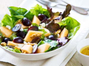 Салат из курицы с виноградом и грецкими орехами