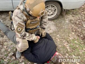 Под Днепром спецназ задержал наркоторговца (фото, видео)