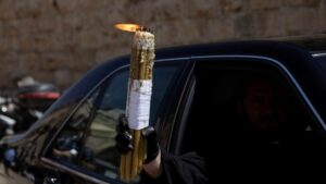 Благодатный огонь из Иерусалима направляется в Украину