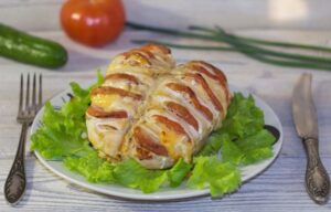 Готовим на 8 марта: куриное филе с помидорами и сыром