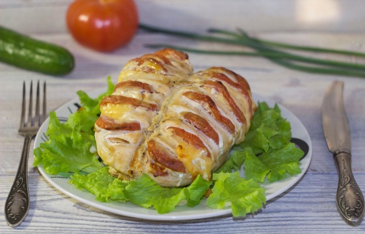 Куриное филе с помидорами и сыром