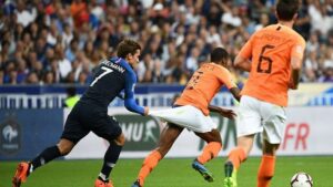 Гризманн держит соперника