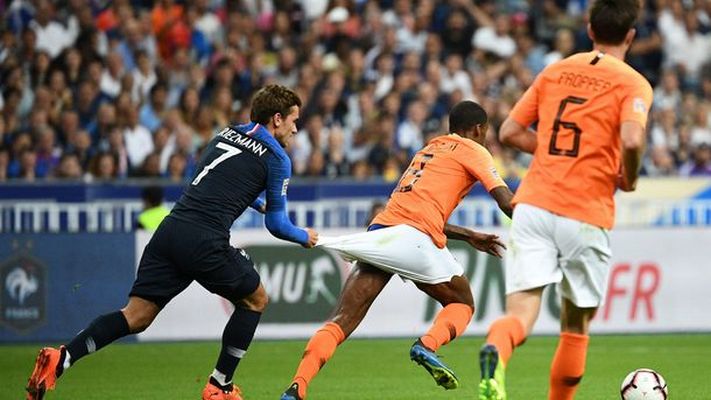 Гризманн держит соперника