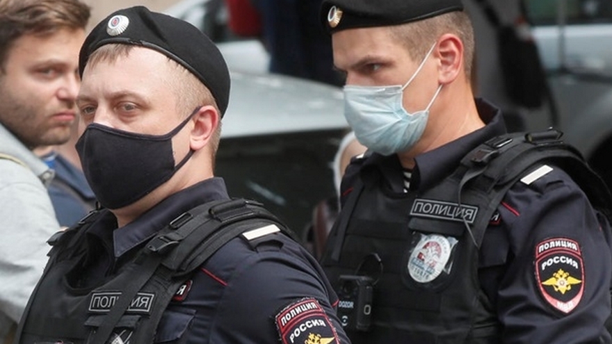 В РФ активист &quot;сбил&quot; кепку с копа флагом Украины