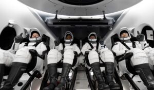 SpaceX запустила первый регулярный маршрут в космос