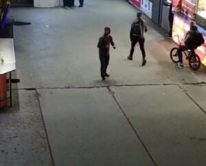 Мужчина разгуливал с ножом по автовокзалу
