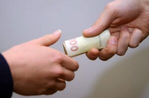 Под Днепром обнаружили факт возможного подкупа избирателей