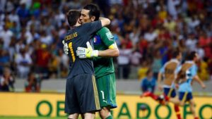 27jun2013-iker-casillas-e-gianluigi-buffon-se-abracam-apos-a-espanha-vencer-a-italia-nos-penaltis-na-semifinal-da-copa-das-confederacoes-no-castelao-1372418916527_1920x1080