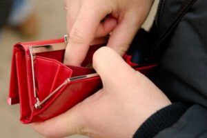 3% от Айфона, 18 билетов в кино или 102 кг ананасов: на что в Днепре можно потратить минимальную зарплату и пенсию