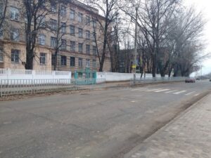 фото dp.vgorode.ua, пропали дорожные знаки возле школы