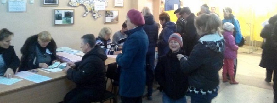 В Новомосковске во дворе многоэтажки загорелась легковушка