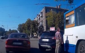 троллейбус врезался в джип