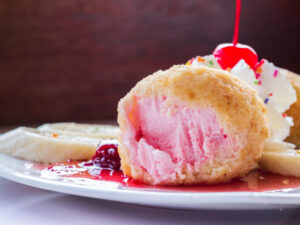 Абсолютный хит сезона – жареное мороженое: пошаговый рецепт