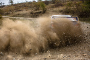 во время ралли автомобиль вылетел с трассы