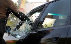 В Днепре вор ограбил припаркованный на улице автомобиль (фото)