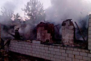 пожар в доме, сгорели 3 человека