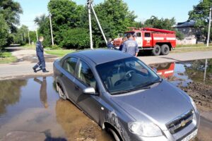 фото ГСЧС, водитель застряла в грязи