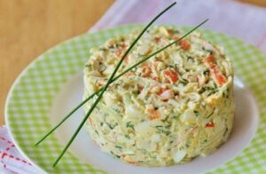 Рецепт дня: Крабовый салат с солеными огурцами