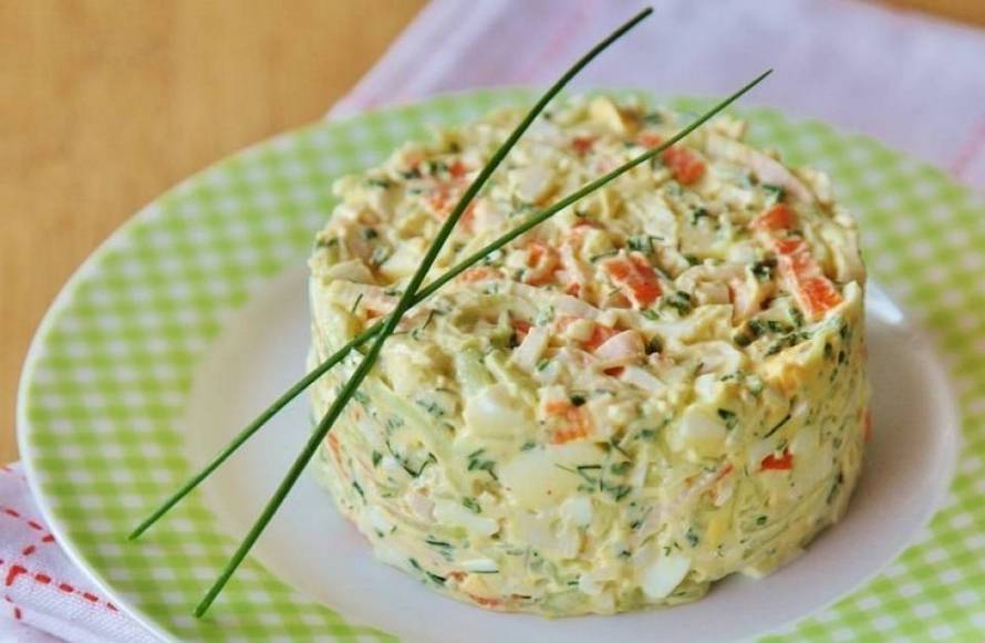 Рецепт дня: Крабовый салат с солеными огурцами