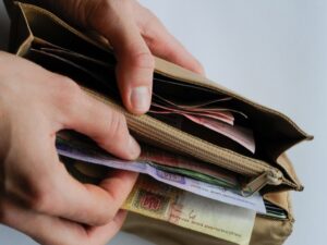 От Зеленского требуют показать доходы за прошлый год