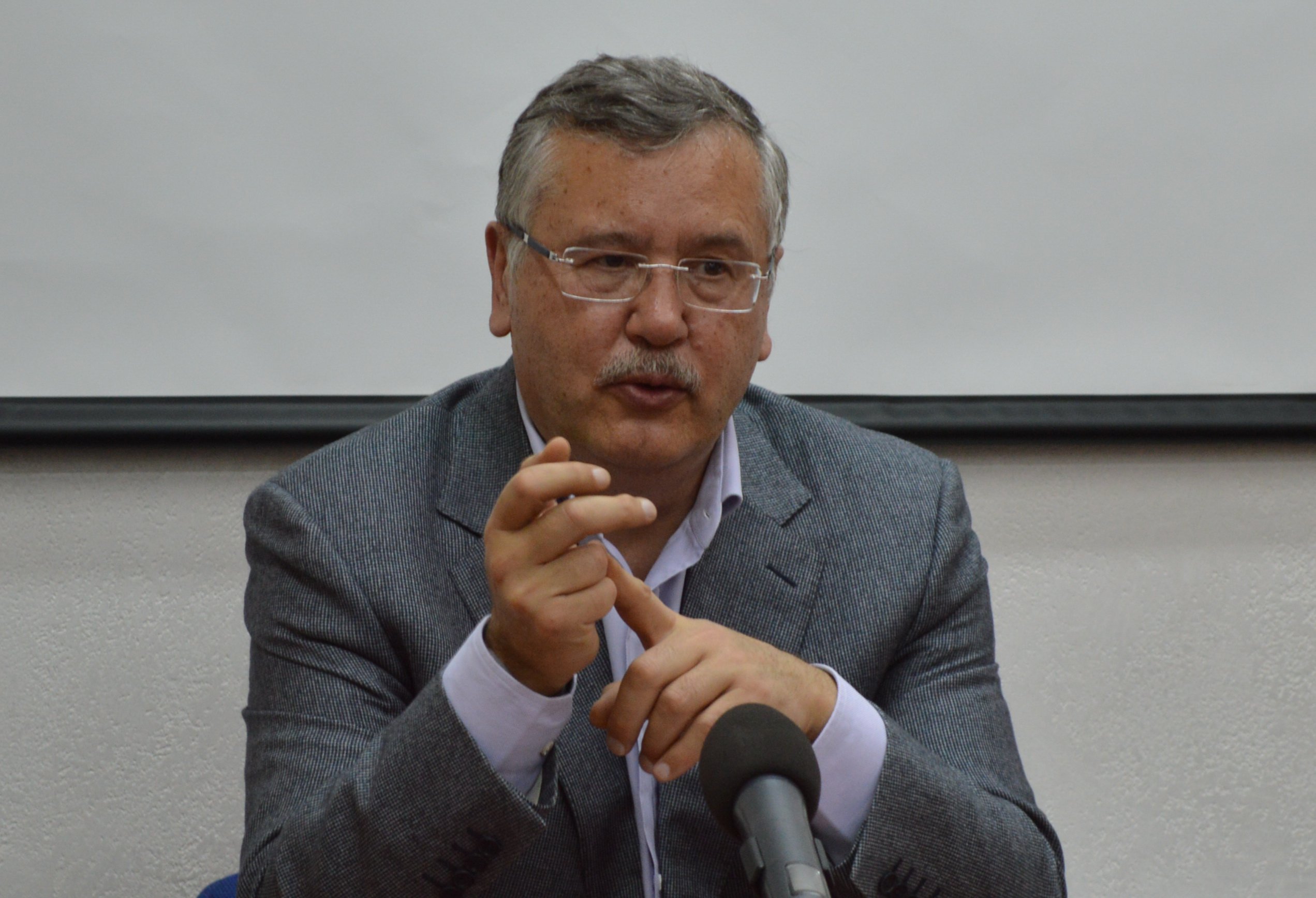 Гриценко высказался об участии российских наблюдателей на выборах