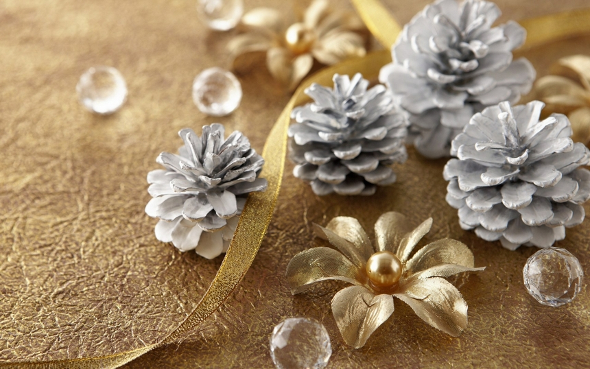38-gold-and-silver-pinecones