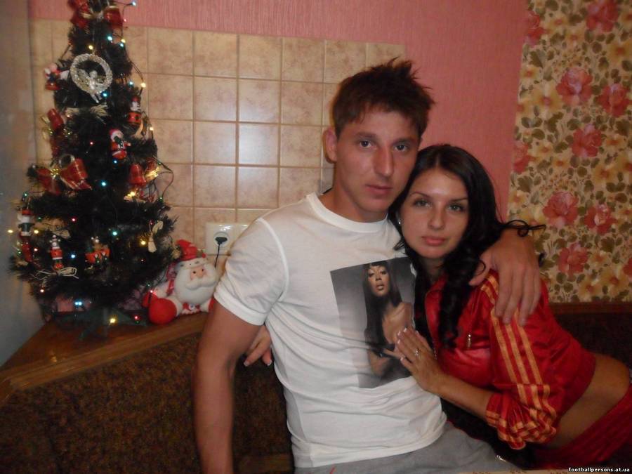 Футболист Василий Кобин показал стриптиз в резиновых сапогах