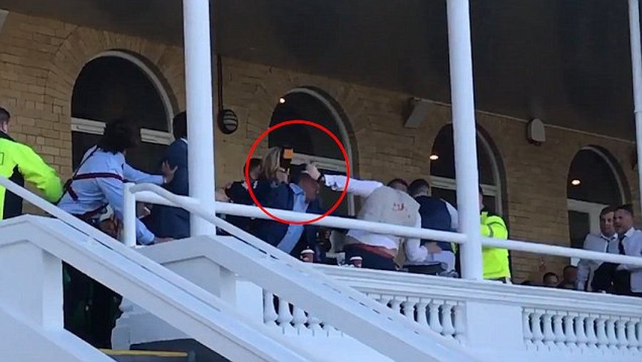 В Англии болельщики устроили жесткую драку