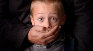 Хозяин съемной квартиры забрал у жильцов 4-летнего ребенка за долги