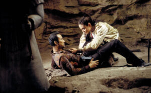 Звезду “Лары Крофт” пырнули ножом в живот на сцене (видео)