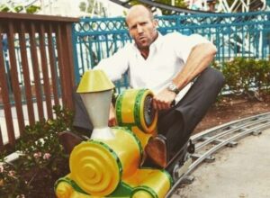 Мужчина на паровозике