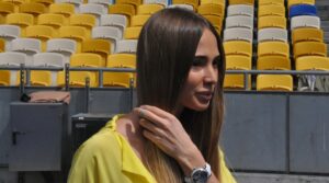 Супруга Бойко в сексуальном купальнике на пляже