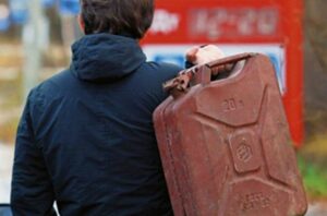 мужчина с канистрой, фото из открытых источников