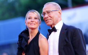 Долгое время Андрей Кончаловский и Юлия Высоцкая молчали.