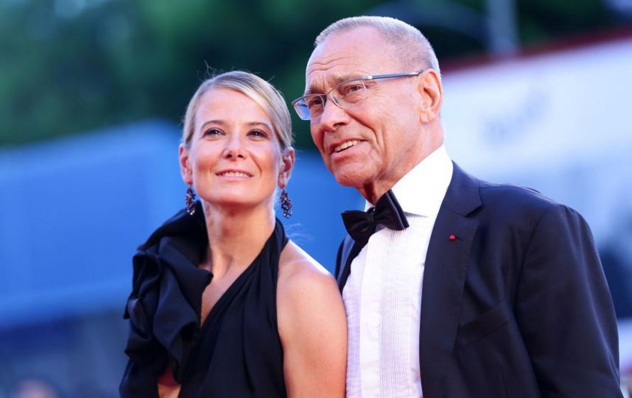 Долгое время Андрей Кончаловский и Юлия Высоцкая молчали.