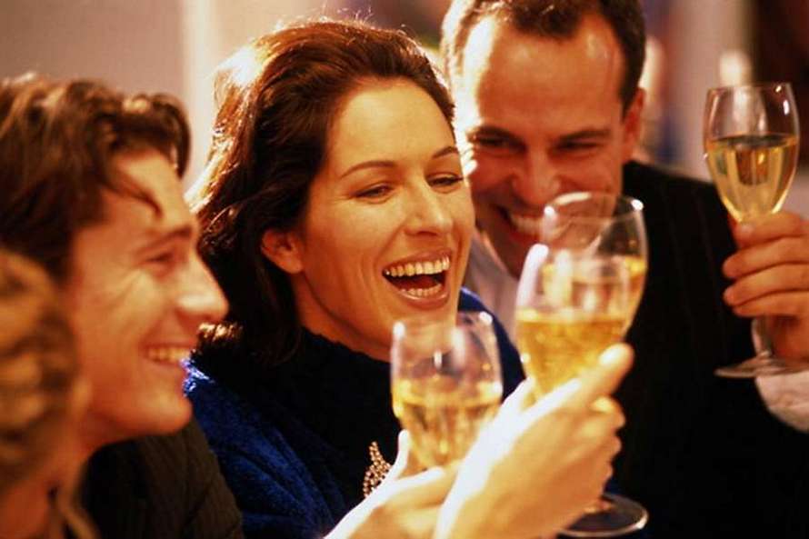 любители выпить часто прерывают застолье на перекуры.