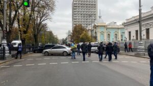 В Киеве &quot;евробляхеры&quot; традиционно перекрывают улицу Грушевского