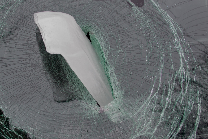 фото https://dp.informator.ua, глыба льда разбила стекло