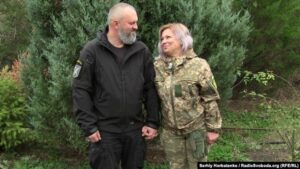 Свадьба под Донецким аэропортом: днепровские волонтеры помогли обвенчаться влюбленным военнослужащим
