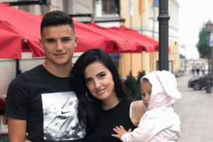 Максим Третьяков с женой и дочкой