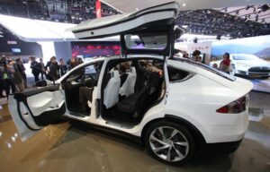 Tesla Motors представила свой первый кроссовер Model X