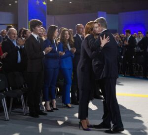 Порошенко трогательно поздравил жену