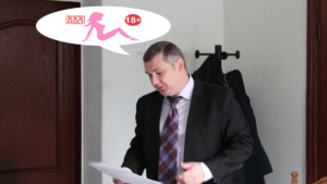 Чиновник на совещании включил порно и сбежал