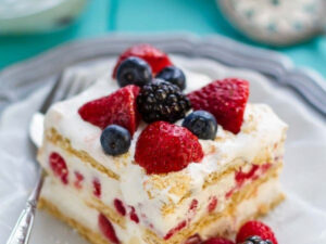 Клубнично-ежевичный десерт