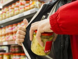 В Днепре вор пытался незаметно вынести продукты из супермаркета