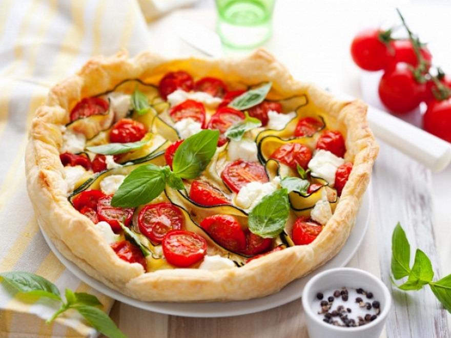 Вкусный завтрак на скорую руку: пирог с помидорами и сыром