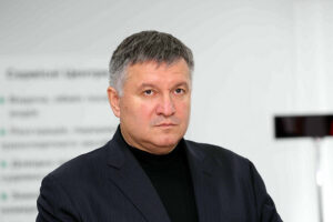 Аваков назвал войну видеообращений Зеленского и Порошенко незаконной