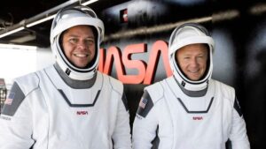 Космический корабль Crew Dragon успешно вернулся на Землю (видео)