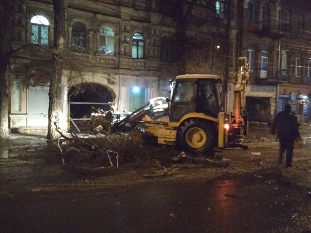 В Днепре 34 единицы спецтехники борются с последствиями непогоды