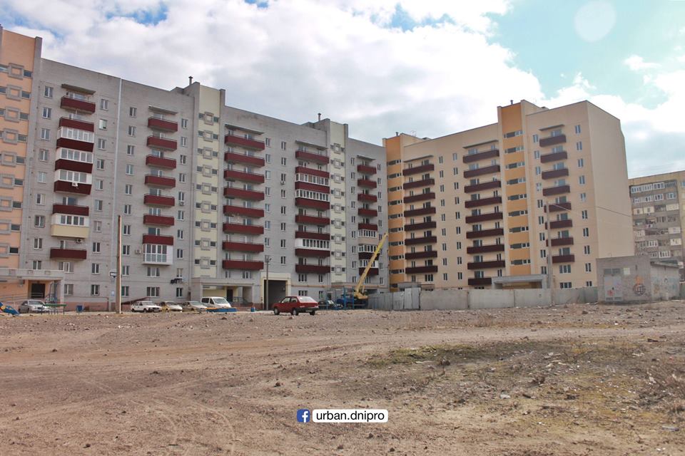 В Днепре на Красном Камне строят дома прошлого